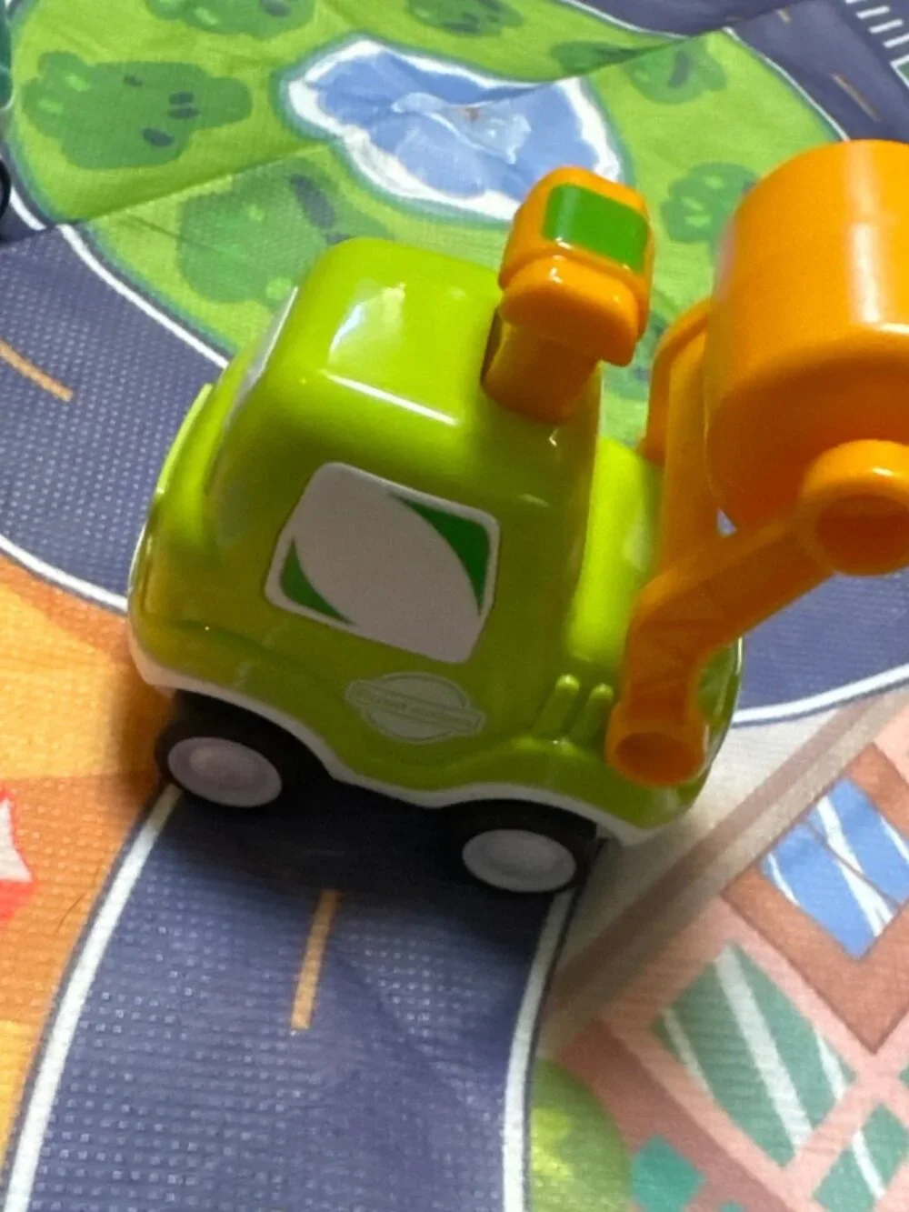 Haktoy Foldable City-Themed Play Mat With 6 Cartoon Toy Vehicles For Kids